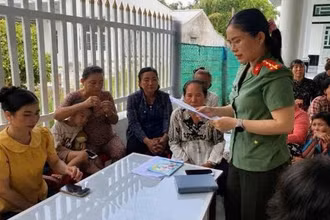 Chi hội Phụ nữ Công an phường Láng Tròn, tỉnh Cà Mau, tuyên truyền, nâng cao nhận thức cộng đồng về tác hại của bạo lực gia đình, bạo hành trẻ em. (Ảnh: THÚY QUỲNH)