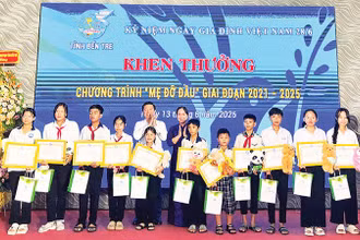 Hội Liên hiệp Phụ nữ tỉnh Bến Tre tặng quà, giấy khen cho các bé mồ côi có thành tích học tập tốt. (Ảnh HOÀNG TRUNG)