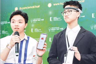Sinh viên Đại học Bách khoa Hà Nội giới thiệu sản phẩm giám sát, duy trì độ tỉnh táo của lái xe.