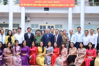 Phó Thủ tướng Thường trực Chính phủ Nguyễn Hòa Bình; Bộ trưởng, Chủ nhiệm Văn phòng Chính phủ Trần Văn Sơn; Thứ trưởng Thường trực Bộ Văn hóa, Thể thao và Du lịch Lê Hải Bình, lãnh đạo các vụ, cục thuộc Văn phòng Chính phủ cùng các đại biểu và đội ngũ cán bộ, phóng viên, biên tập viên, người lao động của Cổng Thông tin điện tử Chính phủ. Ảnh: VGP/Nhật Bắc