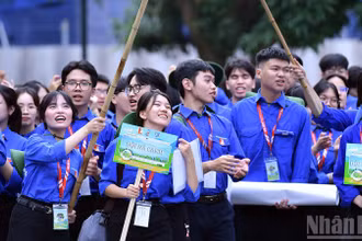 Đoàn viên, thanh niên khối trường học tham gia các hoạt động tình nguyện.