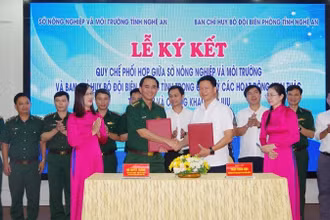 Đại diện lãnh đạo Sở Nông nghiệp và Môi trường Nghệ An và Ban Chỉ huy Bộ đội Biên phòng Nghệ An ký kết kế hoạch phối hợp trong phòng chống khai thác IUU.