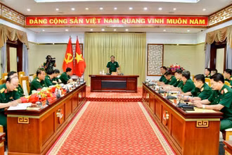Quang cảnh Hội nghị trao các quyết định về công tác cán bộ tại Quân khu 7.