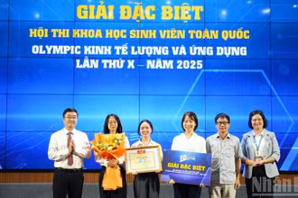 Đại diện Ban tổ chức Hội thi trao giải Đặc biệt tặng nhóm thí sinh xuất sắc.