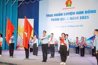 Các đại biểu thực hiện nghi thức khai mạc Trại huấn luyện Kim Đồng toàn quốc năm 2025.