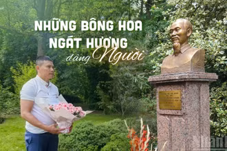 Ngày 16/5/2026, anh Cao Bá Khánh đến quét dọn, dâng hoa tại tượng Chủ tịch Hồ Chí Minh để tỏ lòng thành kính và biết ơn đối với lãnh tụ kính yêu của dân tộc nhân dịp kỷ niệm 136 năm Ngày sinh của Người. (Ảnh: KHẢI HOÀN)