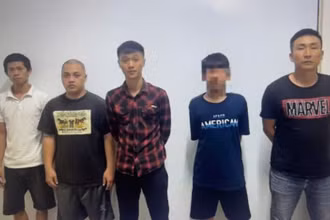 Các đối tượng liên quan đến vụ hỗn chiến giành khách vào ăn cơm trước cổng Bệnh viện đa khoa vùng Tây Nguyên vào sáng 2/6. (Ảnh: SỸ ĐỨC)