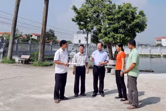 Cán bộ và nhân dân thôn Phú Thứ, xã Vụ Bản 3, huyện Vụ Bản, tỉnh Nam Định bàn giải pháp nâng cao chất lượng xây dựng khu dân cư văn hóa.