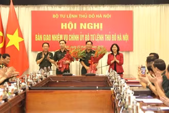 Bí thư Thành ủy Hà Nội Bùi Thị Minh Hoài, Thượng tướng Trịnh Văn Quyết tặng hoa chúc mừng Trung tướng Trần Văn Tuấn và Đại tá Lưu Nam Tiến.