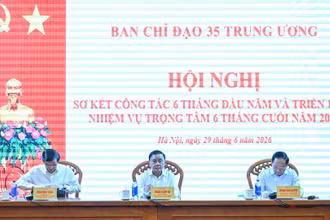Thường trực Ban Bí thư Trần Cẩm Tú và các đồng chí lãnh đạo chủ trì hội nghị. (Ảnh: DUY LINH)