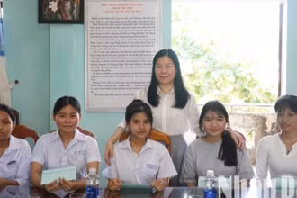 Bà Lê Thị Bích Thuận, Giám đốc Sở Giáo dục và Đào tạo, Phó Trưởng ban Thường trực Ban Chỉ đạo Kỳ thi, Chủ tịch Hội đồng thi đã đến thăm, động viên thí sinh là con em đồng bào dân tộc Cơ-tu tại điểm thi Trường trung học phổ thông Phạm Phú Thứ, chiều 25/6. (Ảnh: ANH ĐÀO)