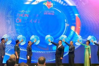 Đồng chí Nguyễn Trọng Nghĩa và các đồng chí lãnh đạo bấm nút phát động giải thưởng.