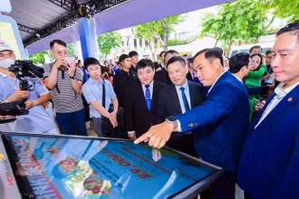 Phó Thủ tướng Chính phủ Hồ Đức Phớc cùng đoàn đại biểu cấp cao thăm không gian giới thiệu các giải pháp tài chính số của HDBank tại sự kiện.