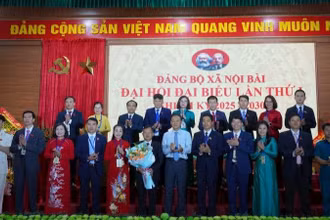 Ban Chấp hành Đảng bộ xã Nội Bài (Hà Nội) khóa I, nhiệm kỳ 2025-2030, ra mắt Đại hội. (Ảnh: HOÀNG SƠN)
