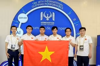 Từ trái sang phải: Thầy Đỗ Phan Thuận, Trưởng đoàn; Nguyễn Khánh Phúc; Nguyễn Bùi Đức Dũng; Đặng Huy Hậu; Nguyễn Hữu Tuấn; thầy Đỗ Đức Đông, Phó Trưởng đoàn