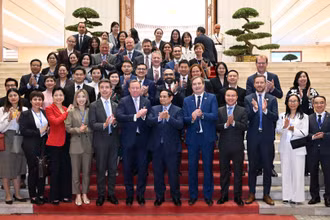 Thủ tướng Phạm Minh Chính và đoàn doanh nghiệp của Hội đồng Kinh doanh Châu Âu-ASEAN (EU-ABC), Hiệp hội doanh nghiệp châu Âu tại Việt Nam (EuroCham).