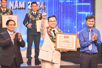 Thủ tướng Phạm Minh Chính và Bí thư thứ nhất Trung ương Đoàn Bùi Quang Huy trao Giải thưởng Gương mặt trẻ Việt Nam tiêu biểu cho Đại úy Trần Vĩnh Chiến.