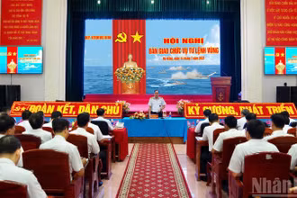 Phó Đô đốc Trần Thanh Nghiêm, Ủy viên Trung ương Đảng, Tư lệnh Hải quân phát biểu chỉ đạo tại buổi lễ. (Ảnh: ĐÌNH TĂNG)