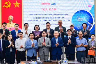 Đại diện lãnh đạo các cơ quan, tổ chức và các diễn giả tại buổi tọa đàm.