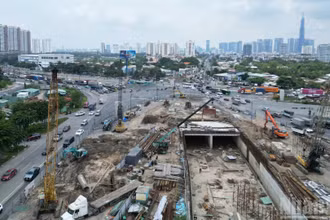 Sau gần 3 năm thi công, tổng sản lượng thi công toàn dự án nút giao An Phú Thành phố Hồ Chí Minh mới đạt khoảng 70% dự kiến chậm tiến độ 12 tháng.