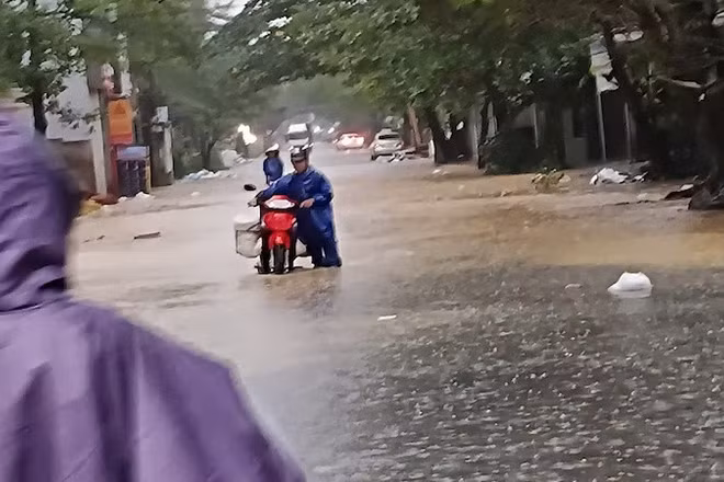Toàn phường Thủy Xuân có 24/32 tổ dân phố bị ngập.