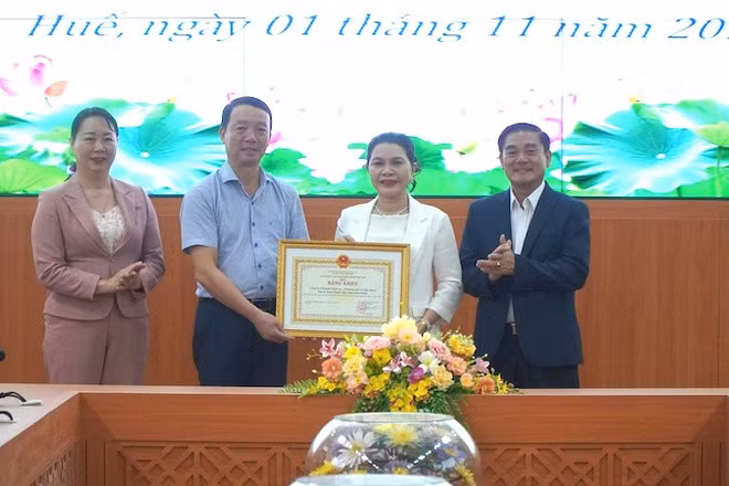 Chủ tịch Ủy ban nhân dân thành phố Huế trao tặng Bằng khen cho Tập Đoàn Kim Oanh.