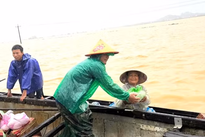 Bà Nguyệt Việt Hà ( tổ dân phố 2, Lợi Nông, xã Hương Thủy, thành phố Huế) vừa nhận hàng vừa niềm nở nói lời cảm ơn đoàn cứu trợ.