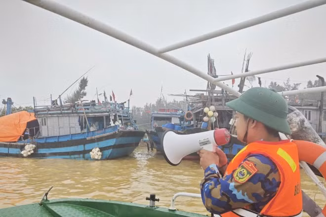 Hải đội Biên phòng 2 kêu gọi tàu thuyền.