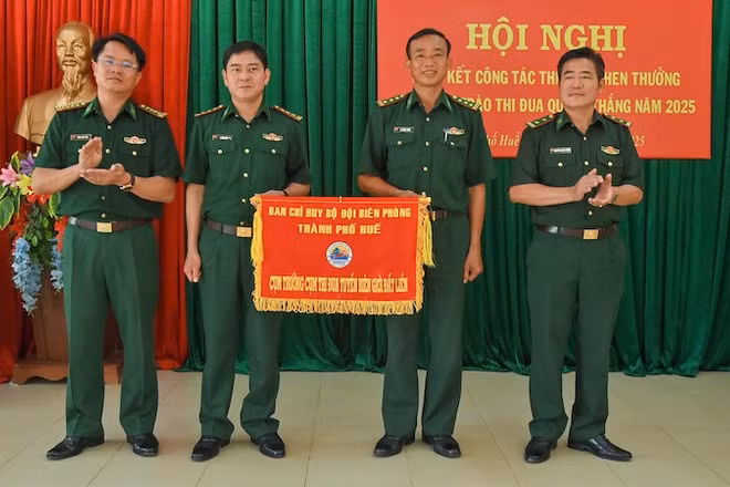Bàn giao Cụm trưởng Cụm thi đua từ đồn Biên phòng cửa khẩu Hồng Vân cho đồn biên phòng Quảng Nhâm.