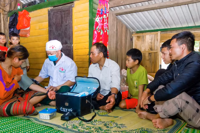 Quân Y - Ban chỉ huy Bộ đội Biên phòng thành phố Huế khám bệnh cho người dân bản Sê Sáp (Lào).