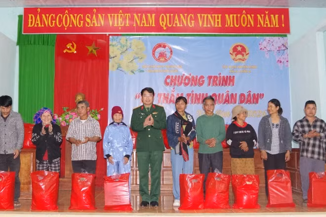 Đại tá Hà Văn Ái - Phó Chính ủy Bộ Chỉ huy Quân sự thành phố Huế và lãnh đạo địa phương tặng quà cho bà con. 