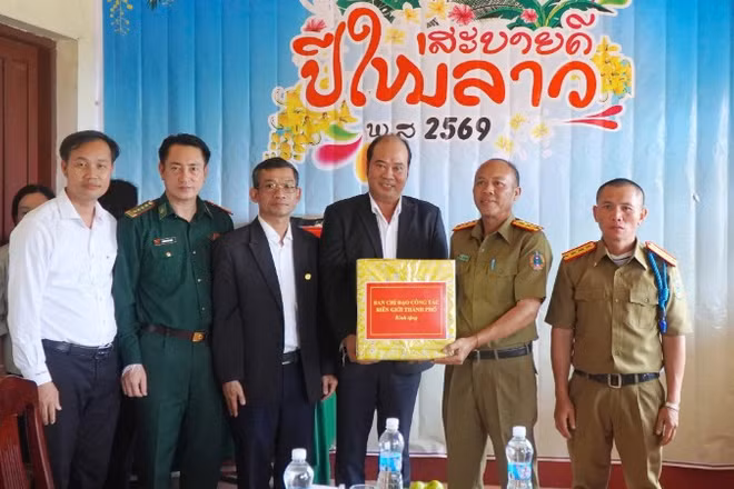 Đoàn công tác Ban Chỉ đạo công tác biên giới do Phó Chủ tịch Ủy ban nhân dân thành phố Huế Nguyễn Văn Mạnh dẫn đầu cũng đến thăm, chúc Tết cổ truyền Bunpimay các đơn vị lực lượng vũ trang tại khu vực tiếp giáp hai tỉnh Sê Kông và Salavan.
