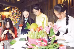 Bạn trẻ trải nghiệm trang trí hoa quả tại Ngự Hà Viên.
