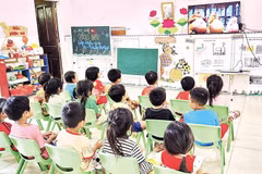 Học sinh điểm trường A Môr, Trường Mầm non A Xing hào hứng xem video hoạt hình lồng tiếng Pa Kô do anh Ngởi sản xuất bằng công nghệ AI.