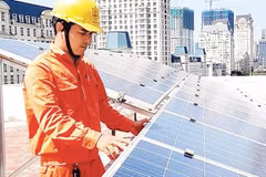 Cán bộ kỹ thuật Điện lực Hà Nội kiểm tra hệ thống lắp đặt điện mặt trời mái nhà (Ảnh EVNHANOI)