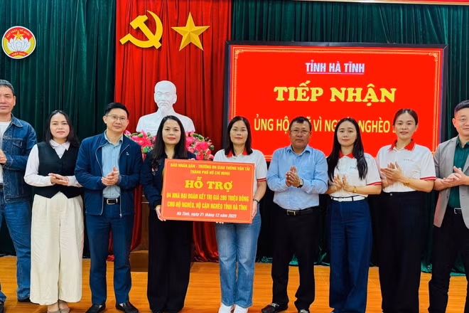 Các thành viên đoàn công tác trao quà hỗ trợ cho các gia đình khó khăn ở Hà Tĩnh.