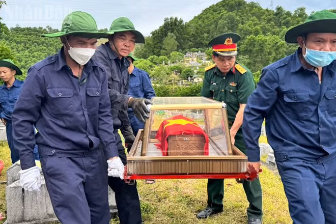 Việc thu nhận mẫu hài cốt liệt sĩ phục vụ giám định ADN tại Nghĩa trang Liệt sĩ Nầm được triển khai chặt chẽ, khoa học.