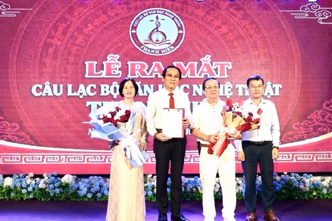 Lãnh đạo Liên hiệp Hội văn học nghệ thuật Hà Tĩnh tặng hoa chúc mừng Câu lạc bộ Văn học nghệ thuật Thanh Hiên. (Ảnh: Câu lạc bộ Văn học nghệ thuật Thanh Hiên)