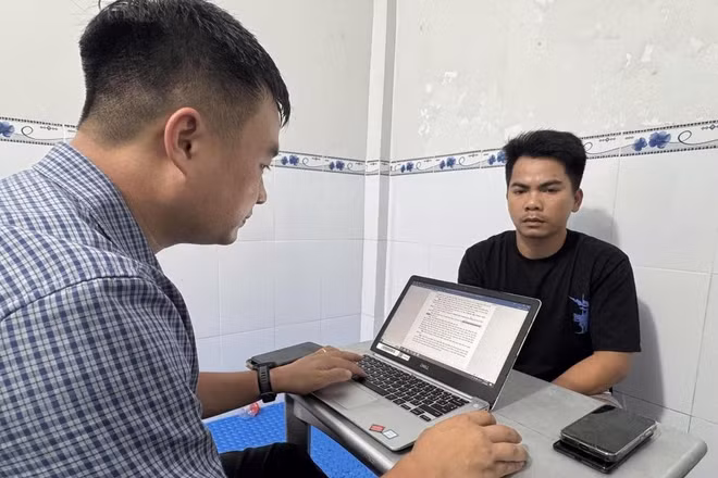 Đối tượng Nguyễn Chí Thanh tại cơ quan an ninh điều tra. (Ảnh: Công an Hà Tĩnh cung cấp)