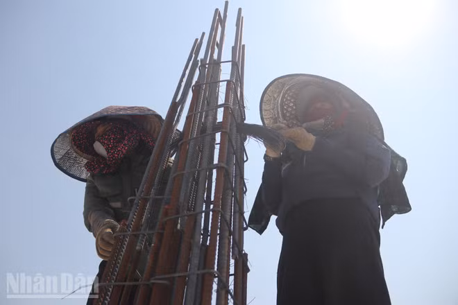 Trong ngày 11/4, Hà Tĩnh là một trong những tâm điểm nắng nóng của khu vực Bắc Trung Bộ, nhiệt độ nhiều nơi nằm ở ngưỡng hơn 40 độ C.