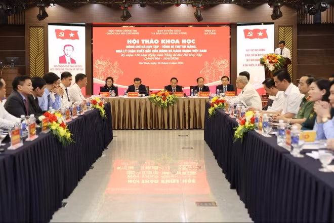 Các đồng chí Ủy viên Bộ Chính trị: Trịnh Văn Quyết, Đoàn Minh Huấn cùng đại diện lãnh đạo Học viện Chính trị Quốc gia Hồ Chí Minh, tỉnh Hà Tĩnh chủ trì hội thảo.
