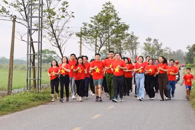 Đông đảo các tầng lớp nhân dân ở Hà Tĩnh tham gia giải chạy vì sức khỏe cộng đồng.