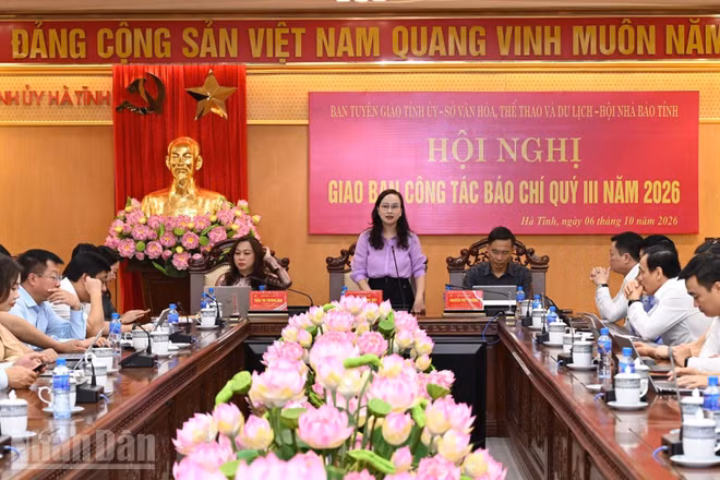 Đại diện lãnh đạo Ban Tuyên giáo Tỉnh ủy Hà Tĩnh thông tin, giải đáp một số nội dung liên quan tại Hội nghị giao ban. (Ảnh: Ngô Tuấn)
