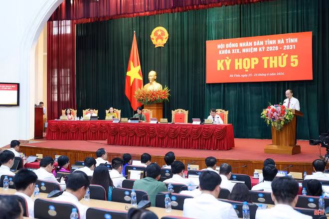 Đồng chí Nguyễn Hồng Lĩnh, Phó Bí thư Thường trực Tỉnh ủy, Chủ tịch Hội đồng nhân dân tỉnh Hà Tĩnh phát biểu bế mạc kỳ họp.