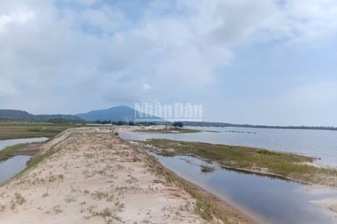 Khu vực moong mỏ của dự án mỏ sắt Thạch Khê bị bỏ hoang nhiều năm qua.