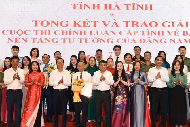 Các đồng chí đại diện lãnh đạo tỉnh trao giải cho các tác giả, nhóm tác giả đạt giải tại cuộc thi.