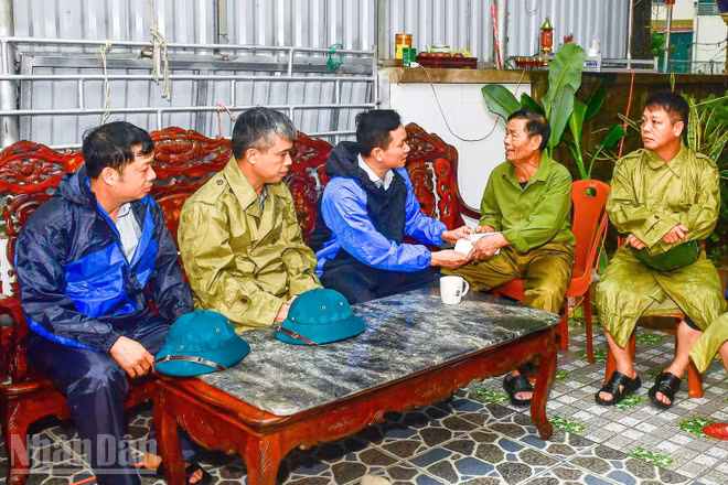 Đại diện cấp ủy, chính quyền xã Đan Hải đến thăm hỏi, động viên các gia đình có người gặp nạn. (Ảnh: NT)