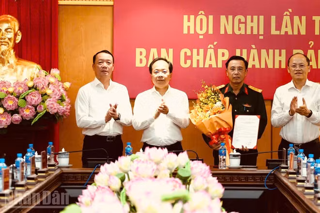 Các đồng chí Thường trực Tỉnh ủy Hà Tĩnh trao quyết định, tặng hoa chúc mừng Đại tá Phạm Văn Sâm (Ảnh: NGÔ TUẤN)