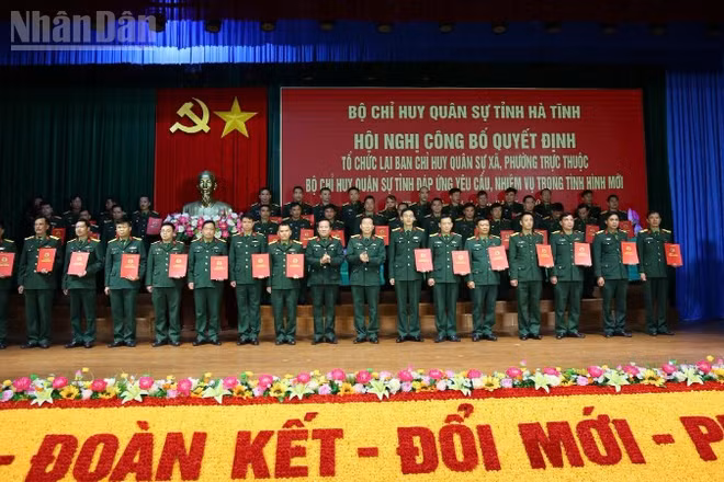 Các đồng chí đại diện lãnh đạo Quân khu IV, Bộ chỉ huy quân sự tỉnh Hà Tĩnh trao quyết định bổ nhiệm cho 69 Chỉ huy trưởng Ban chỉ huy quân sự xã, phường.