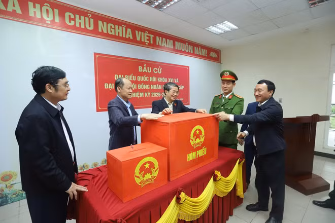Đồng chí Nguyễn Đức Hải và các thành viên đoàn công tác kiểm tra thực tế công tác bầu cử tại phường Vũng Áng.